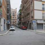 Siamo dunque in via Galiani, stretta strada del rione Carrassi che collega il giardino De Bellis a corso Benedetto Croce